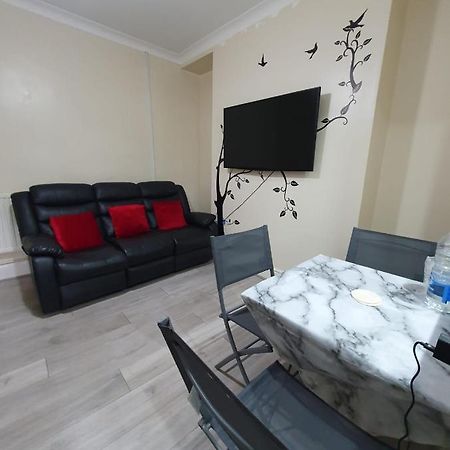 House In The Heart Of Valleys Apartment เอบูเวล ภายนอก รูปภาพ