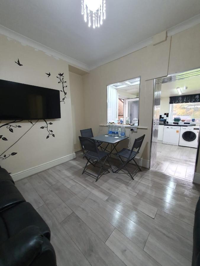 House In The Heart Of Valleys Apartment เอบูเวล ภายนอก รูปภาพ